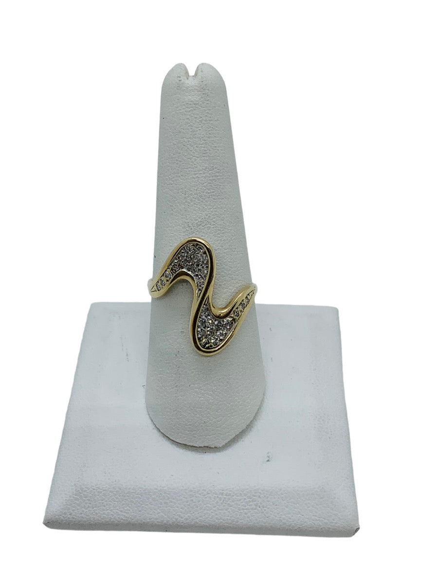 14K Yellow Gold Lady's Fancy Design Ring w/ Diamond Chips 3.7 Grams / Size 8.5