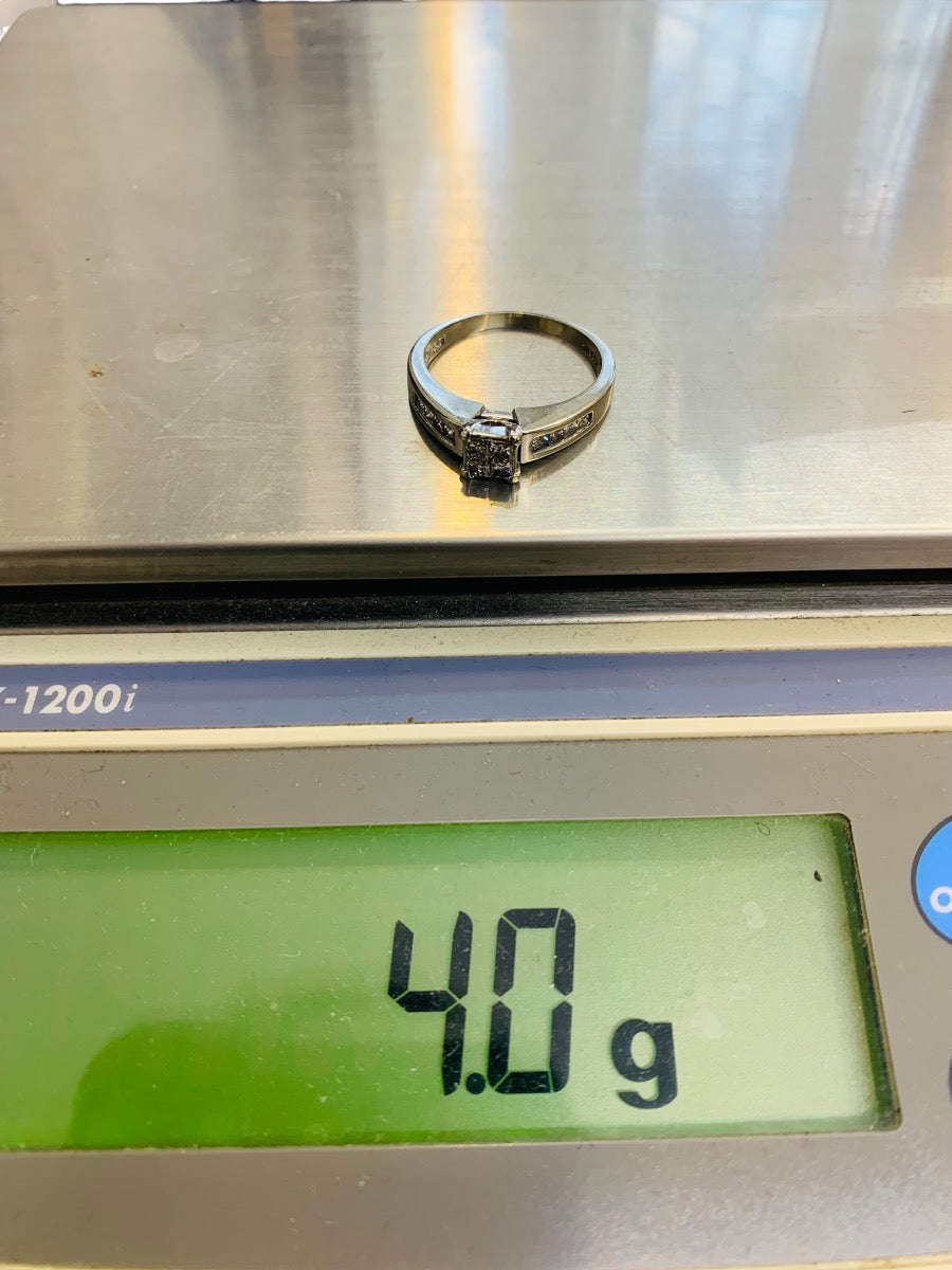 14K White Gold Lady's Ring 12 Dias | 0.80 CTW | 4.0g | Size 8.25